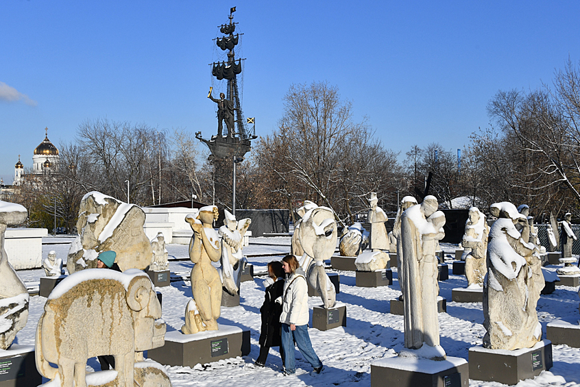 Люди в парке искусств "Музеон" в Москве, где выпал первый снег, 16 ноября 2022 года