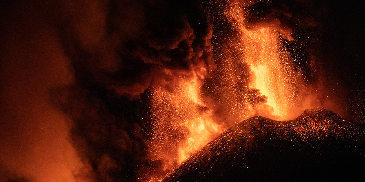 Спавший восемь месяцев вулкан начал извергаться в Исландии