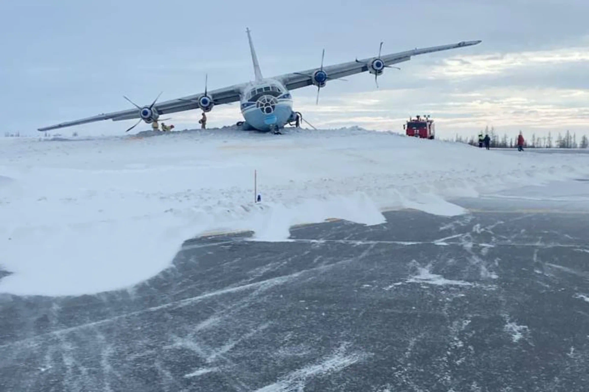 Самолет после посадки дрифтанул по сугробу в Новом Уренгое