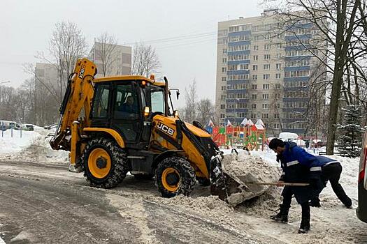 Из Старого Крюкова вывезли более тысячи кубометров снега