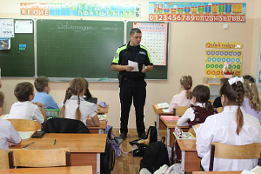Сотрудники ГИБДД посетили школы в поселке Первомайский Оренбургской области