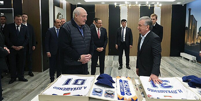 Лукашенко подарили джерси «Хумо» с 1-м номером, президенту Узбекистана Мирзиееву – с 24-м