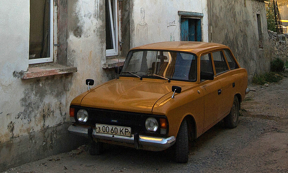 ИЖ-21251 «Ко́мби»— советский и российский автомобиль, выпускавшийся с 1973 по 1997 годы на базе легкового автомобиля Москвич-412. Первый советский автомобиль с кузовом типа «лифтбэк». Цена 7800 рублей (967200 рублей).