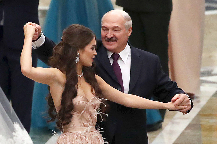 Василевич неоднократно появлялась на публике с президентом и даже танцевала с ним вальс. 