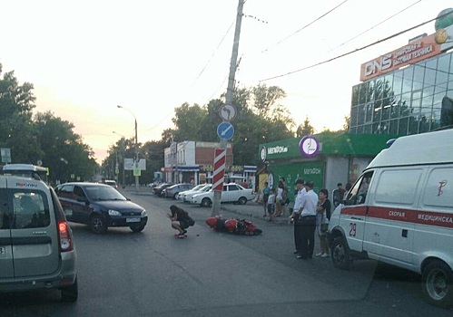 Дорога без разметки: на Управленческом мотоциклист столкнулся с легковушкой