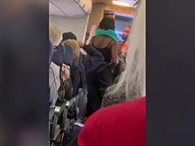 Пассажирка сходила в туалет перед вылетом и была выгнана