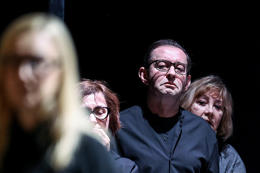 Художественный руководитель -- директор МХТ имени А. П. Чехова Константин Хабенский во время прощания с актрисой Верой Алентовой в Московском драматическом театре имени А. С. Пушкина, 29 декабря 2025 года