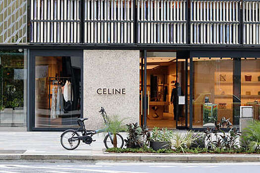 Модный дом Celine отменил показ мужской коллекции из-за беспорядков в Париже