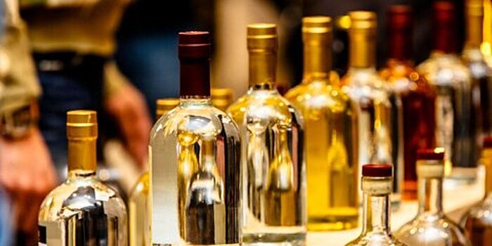 Нарколог заявил, что употребление алкоголя увеличивает риск заражения COVID-19
