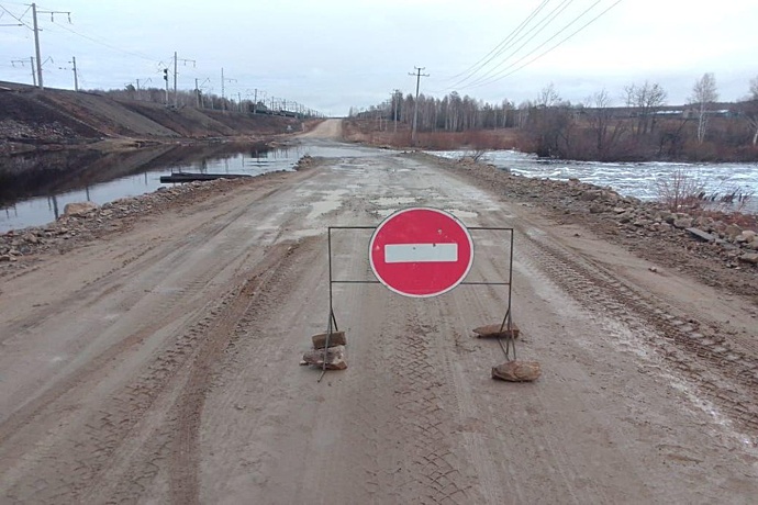 В Амурской области вода вышла на участок дороги