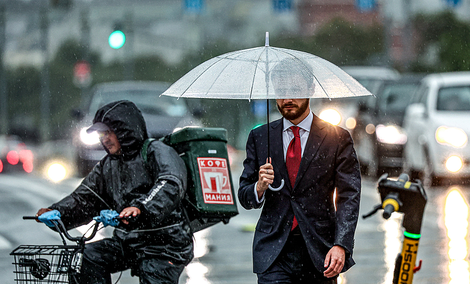  Горожане во время грозы