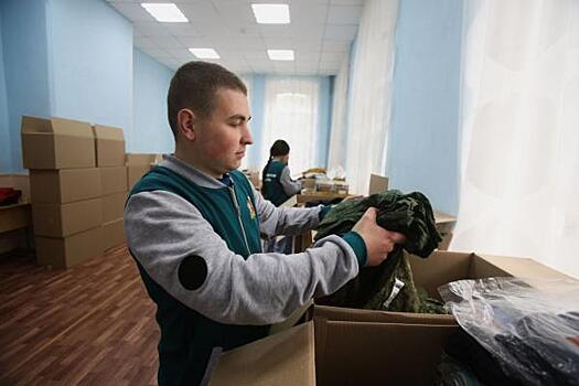Свердловский депутат Госдумы приехала в Елань с зимней одеждой для военных