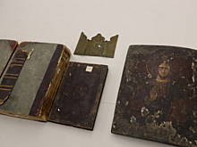 В Москве сотрудники полиции на транспорте передали в Минкульт России церковные реликвии и старинные книги