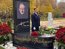 Молодая вдова Александра Градского объяснила, почему установила памятник на могиле мэтра тайно