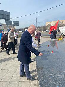 В Москве к памятнику Юрию Гагарину возложили цветы в честь годовщины первого полёта человека в космос