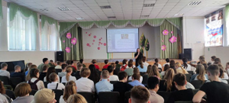 Полицейские вместе с представителями общественных советов организовывают встречи с подростками Самарской области, направленные на повышение правовой грамотности