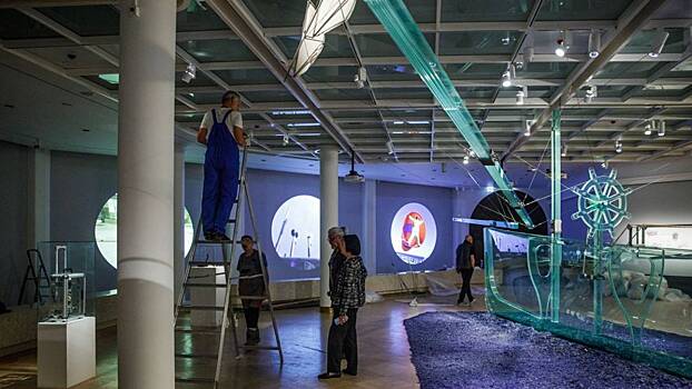 Стеклянную инсталляцию в виде корабля представили на выставке в Третьяковке