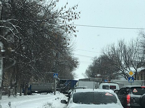 На Ново-Астраханском шоссе из-за коммунальной аварии произошло тройное ДТП