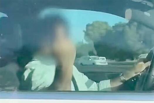 Водитель попытался протаранить авто туристов на курорте Европы и попал на видео