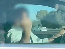 Водитель попытался протаранить авто туристов на курорте Европы и попал на видео