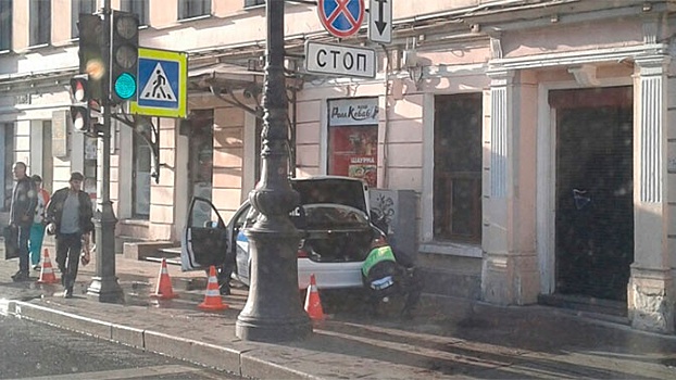 Полицейский Mercedes въехал в дом в центре Петербурга