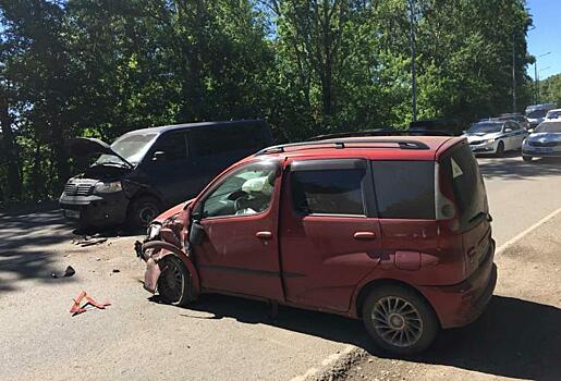 В Кирове столкнулись «Тойота» и «Фольксваген»: пострадали три человека