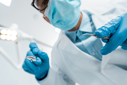 Стоматолог мог заразить ВИЧ сотни пациентов