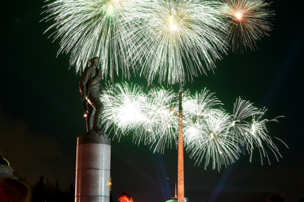 в честь дня города. в честь дня города. парад победы салют москва 2022. салют в москве день победы 2022. кремль салют.