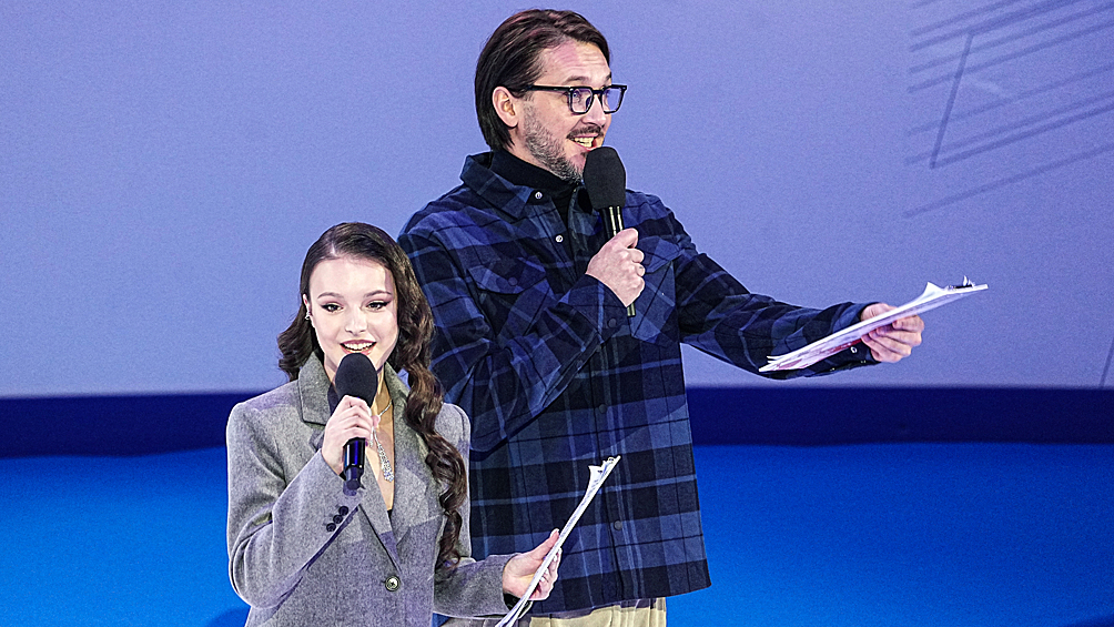 Ведущие Анна Щербакова и Максим Траньков перед началом Чемпионата России по прыжкам по фигурному катанию, 2024 год