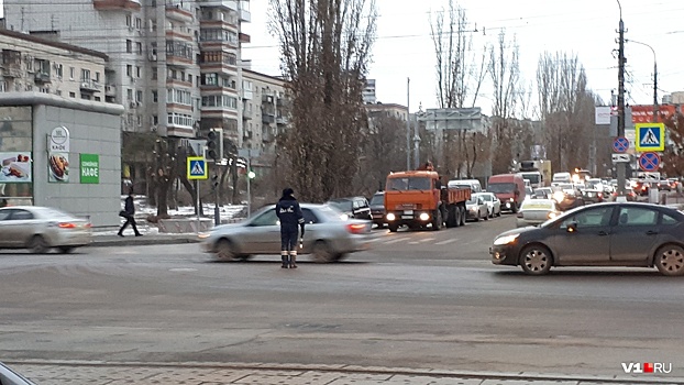 «Второй день ремонтируем»: в центре Волгограда в час пик сломавшийся светофор затруднил движение