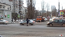 «Второй день ремонтируем»: в центре Волгограда в час пик сломавшийся светофор затруднил движение