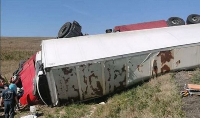 Пассажирка иномарки погибла под Волгоградом в ДТП с опрокинувшейся фурой