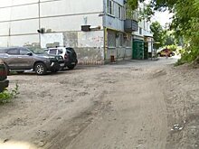 На улице Кижеватова водителям приходится ездить по бездорожью