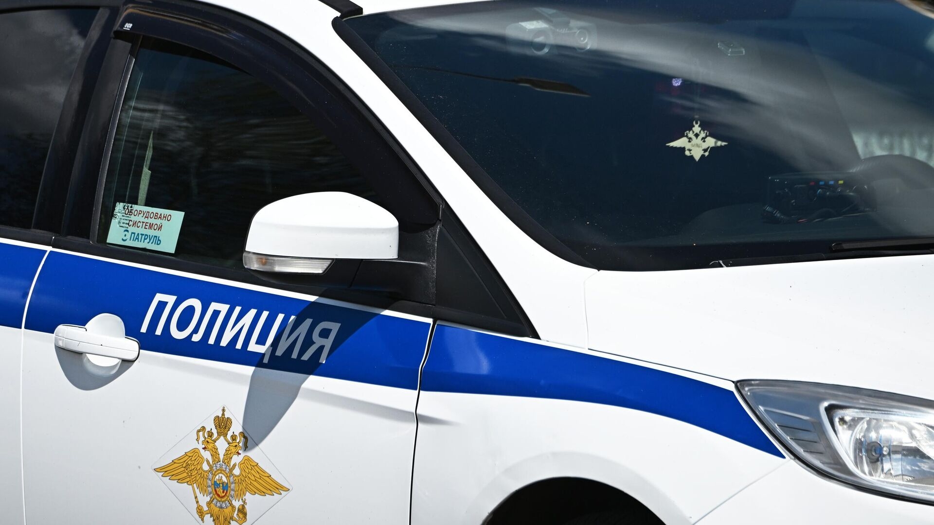 ФСБ задержала девушку в Санкт-Петербурге в момент закладки бомбы под авто