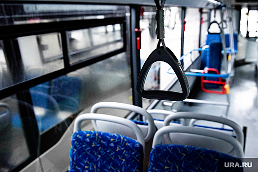 Водитель защитил кондуктора от агрессивного пассажира в автобусе в Екатеринбурге
