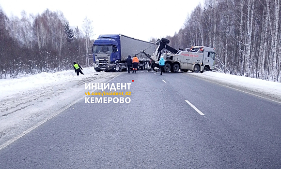 Фура перегородила собой участок кузбасской трассы