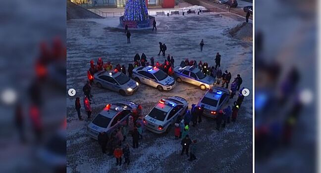 В Кемерово наряды ГИБДД организовали флэшмоб «Полицейский Дед Мороз»