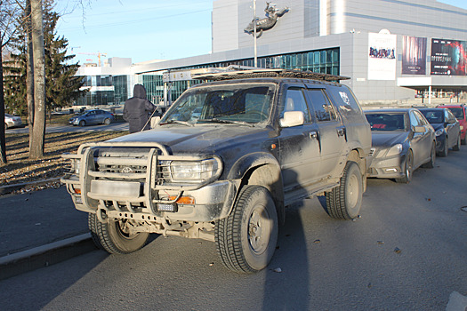 Екатеринбуржцу запретили ездить на своем автомобиле Toyota 4Runner из-за долга в 86 тысяч рублей