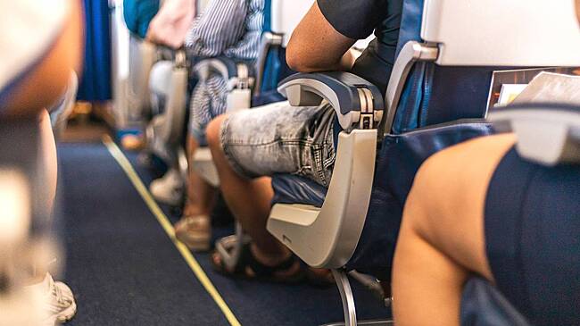 В какой одежде не стоит подниматься на борт самолета