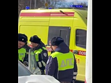 В Казани автомобиль наехал на автобусную остановку
