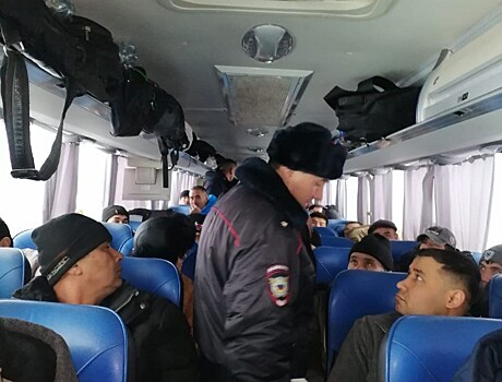 В Оренбуржье полицейские оказали помощь пассажирам сломанного автобуса с нелегальными мигрантами