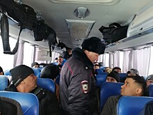 В Оренбуржье полицейские оказали помощь пассажирам сломанного автобуса с нелегальными мигрантами