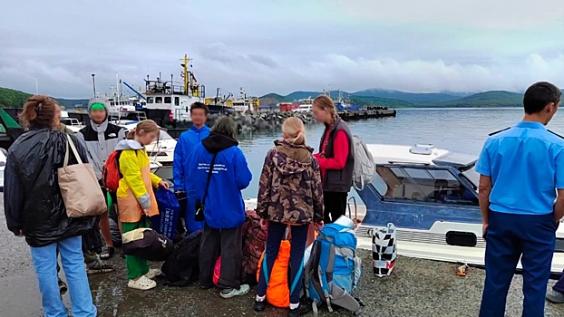 Участники образовательного слета застряли на острове в Приморье из-за непогоды, их вывезли на материк