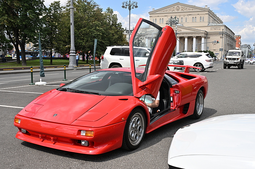 Lamborghini Diablo: воплощение брутальности из начала 90-х: двигатель V12 мощностью 492 лошадиных сил, двери гильотинного типа... И, скорее всего, отсутствие усилителя руля: большинство машин на первых порах выпускалось без него!
