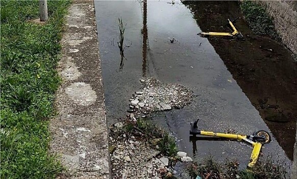 Жители Новороссийска топят в ливнёвках брошенные на улицах электросамокаты