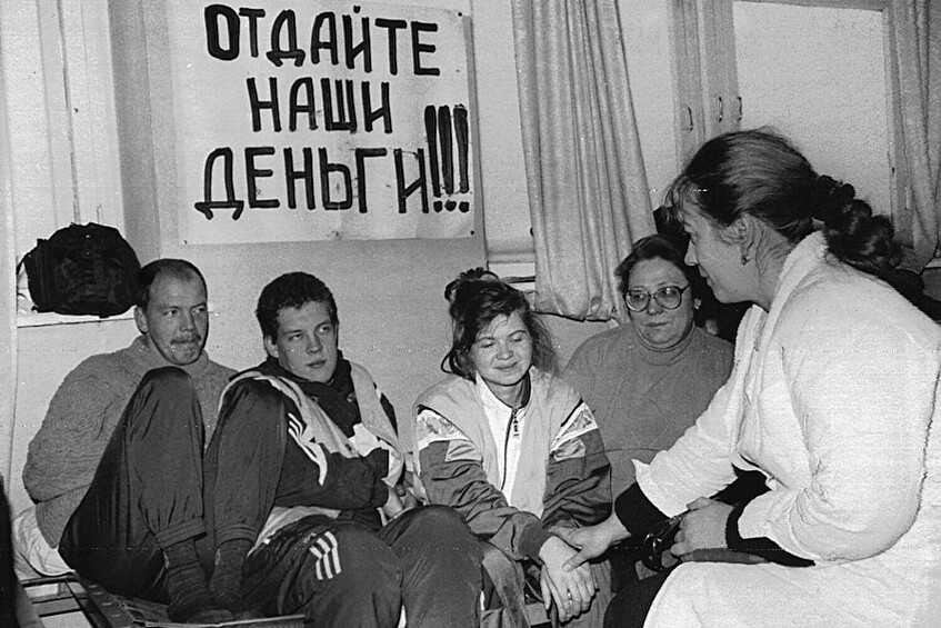 Главный фельдшер «Скорой помощи» Елена Кошкарева (справа) осматривает медиков, объявивших голодовку: уже несколько месяцев им не выплачивают зарплату, Россия, Свердловская область, 3 декабря 1997 года