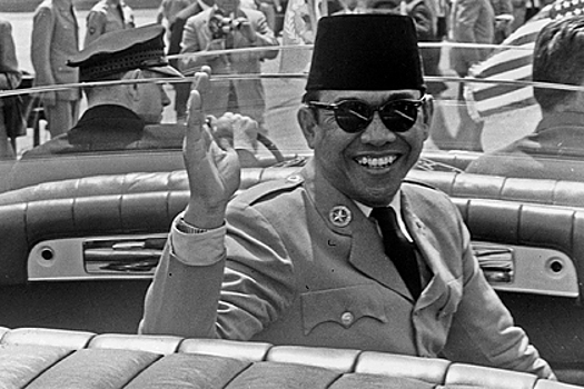 Он сводил с ума женщин, восхвалял Гитлера и разорял народ: роскошная жизнь диктатора Индонезии