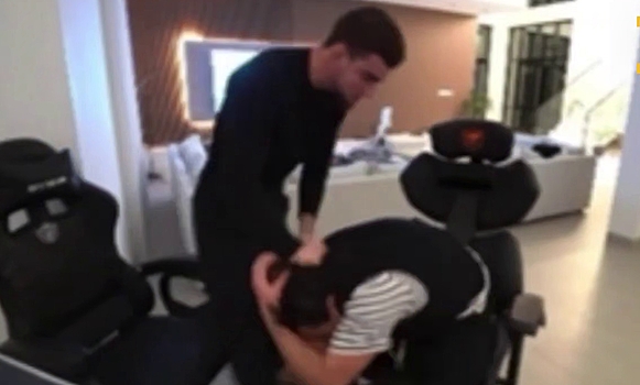 Сбежавшего из РФ блогера Subo во время прямого эфира избил боец MMA