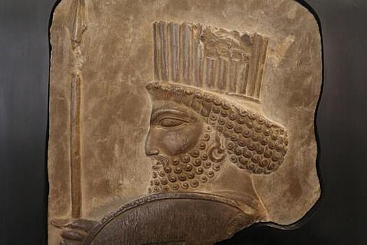 Украденный античный барельеф вернулся в музей Ирана