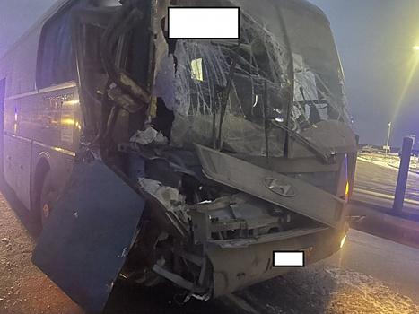 Под Самарой рейсовый автобус снес с трассы большегруз